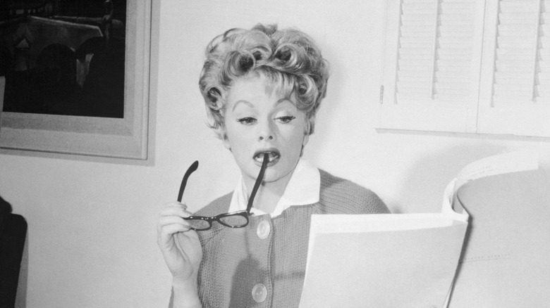 Lucille Ball lisant un script