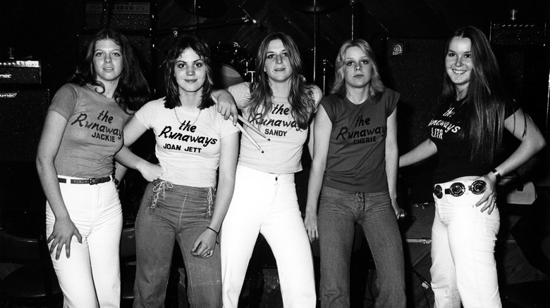 Le groupe The Runaways debout