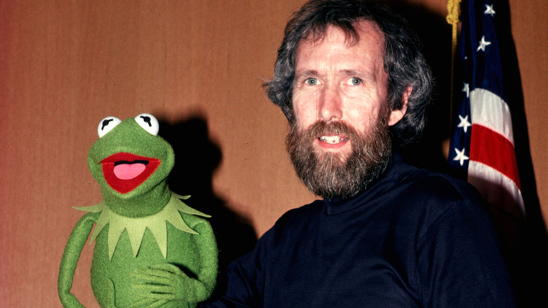 Jim Henson tenant la marionnette de Kermit la grenouille