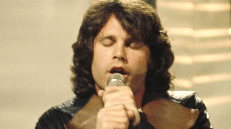 Jim Morrison chantant les yeux fermés