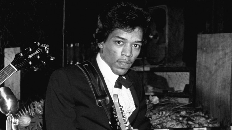 Un jeune Jimi Hendrix en concert en 1966