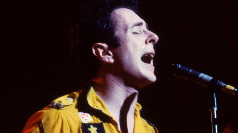 Joe Strummer chantant sur scène