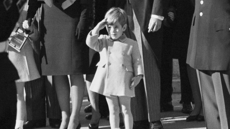 John F. Kennedy Jr. saluant le cercueil de son père