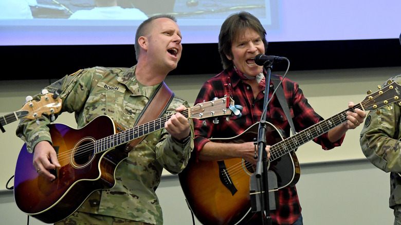 John Fogerty avec des militaires