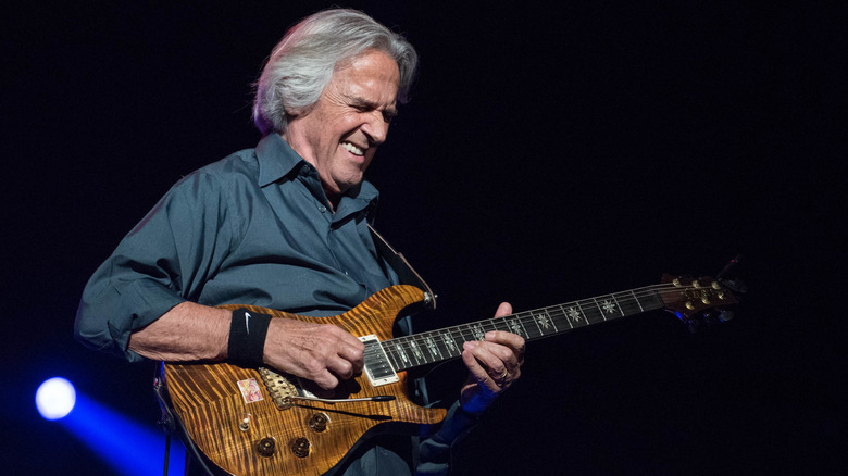 John McLaughlin jouant de la guitare