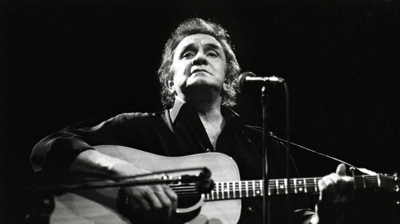 Johnny Cash jouant de la guitare
