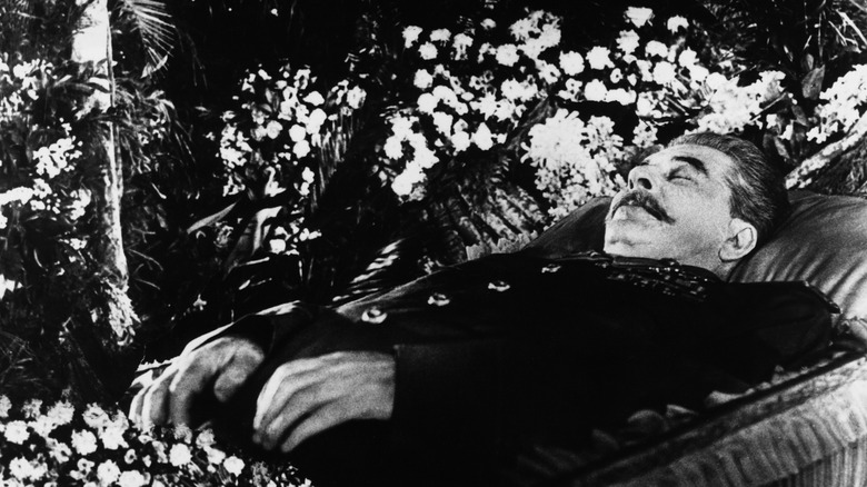 Joseph Staline exposé sur son lit de mort