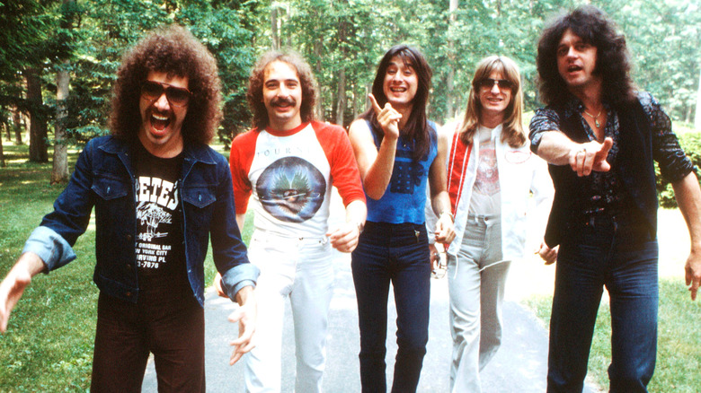 Le groupe Journey dans un parc