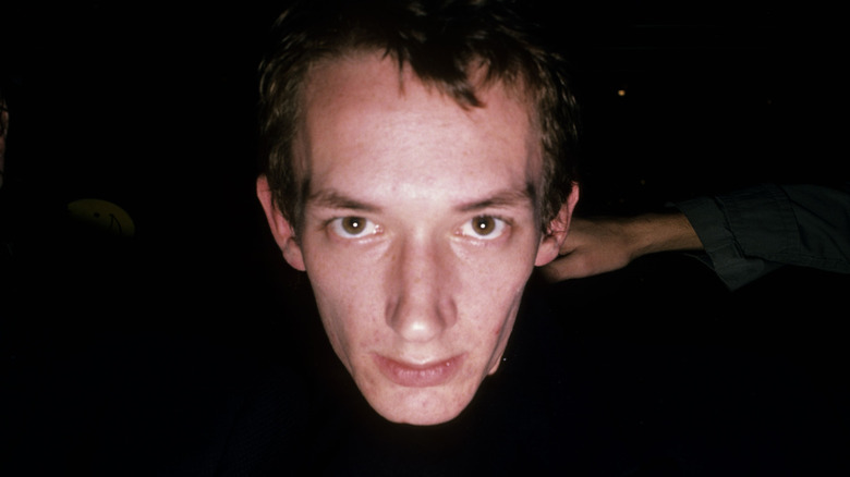 Keith Levene regardant vers la caméra