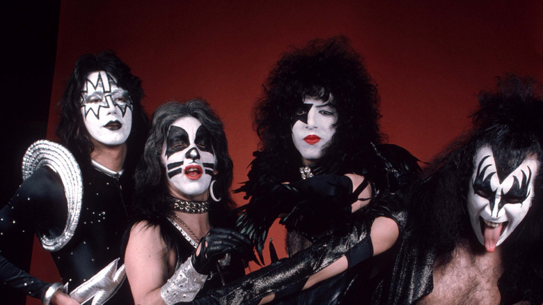 Le groupe KISS en costume complet