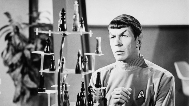 Leonard Nimoy jouant aux échecs en Spock