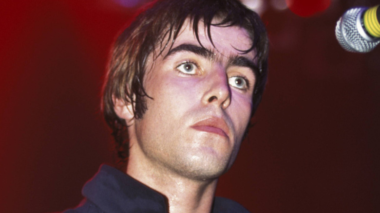 Liam Gallagher regardant depuis la scène