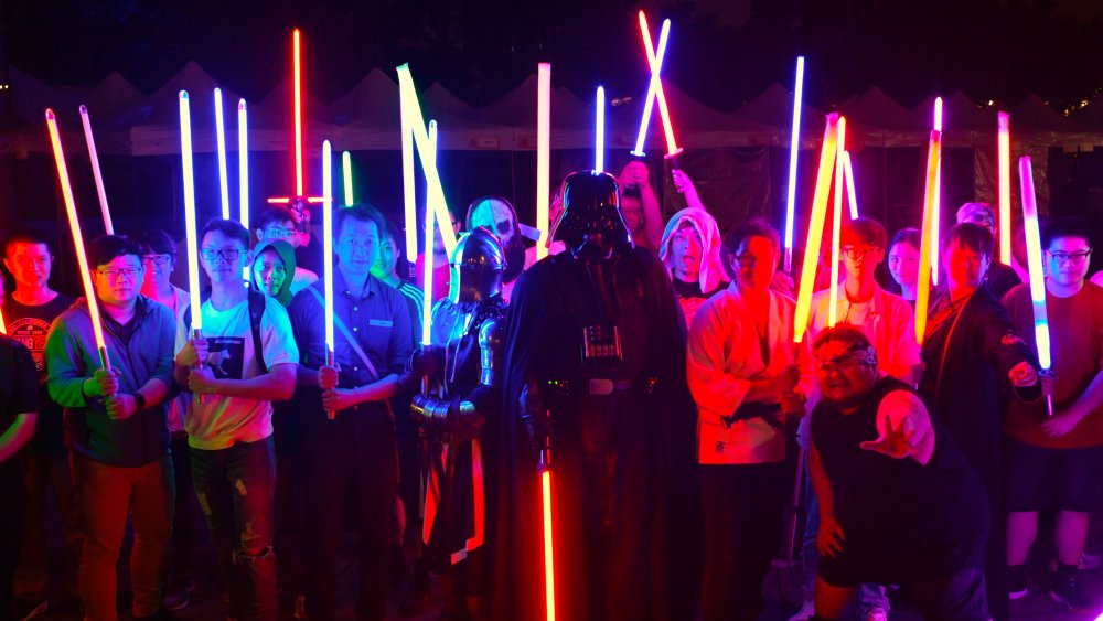 fans de Star Wars avec un sabre laser