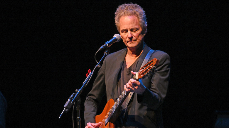 Lindsey Buckingham jouant de la guitare
