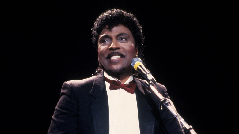 Little Richard souriant au micro