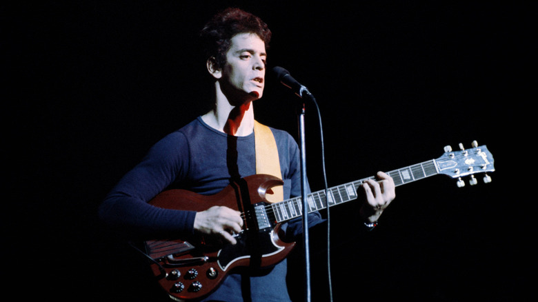 Lou Reed jouant de la guitare sur scène