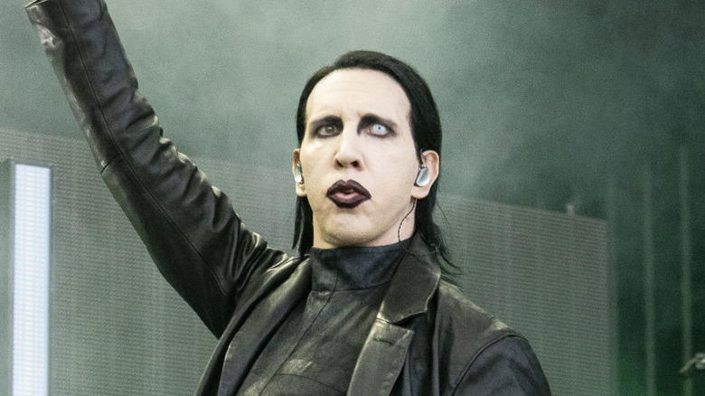 Marilyn Manson levant le bras sur scène