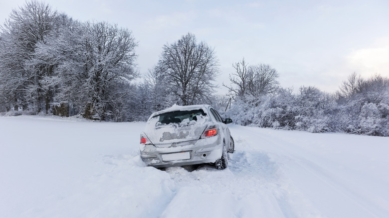 Image d'illustration d'une voiture accidentée dans un champ enneigé