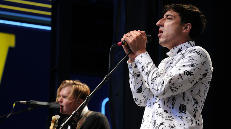 Grizzly Bear se produisant sur scène