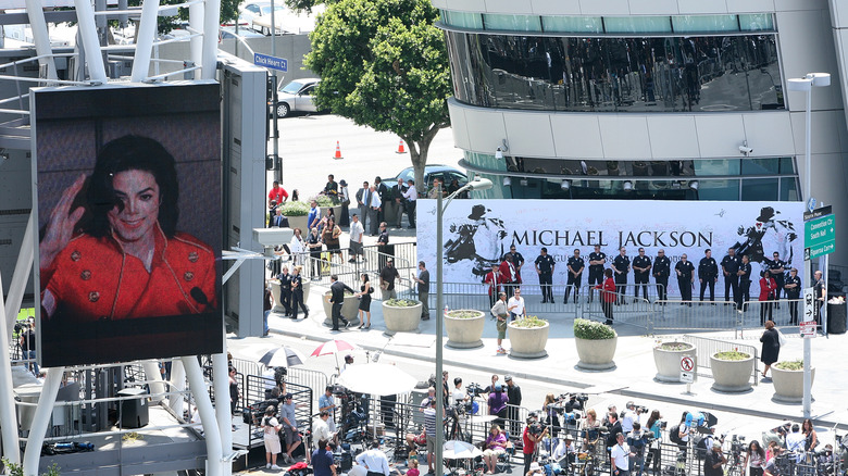 L'extérieur du Staples Center lors des funérailles de Michael Jackson