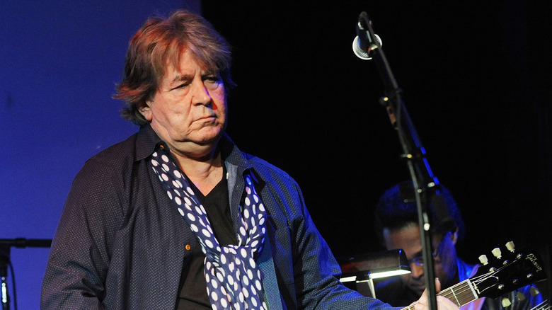 Mick Taylor se produisant en 2013