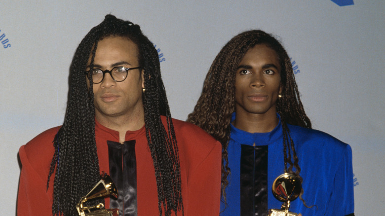 Le duo Milli Vanilli tenant ses Grammy Awards