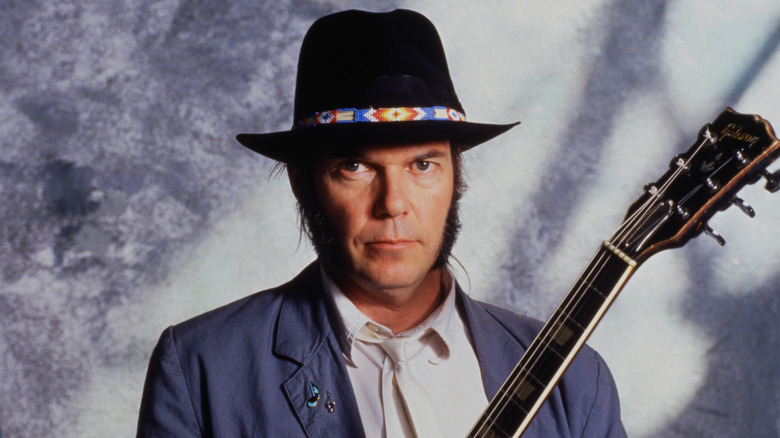 Neil Young avec un chapeau noir