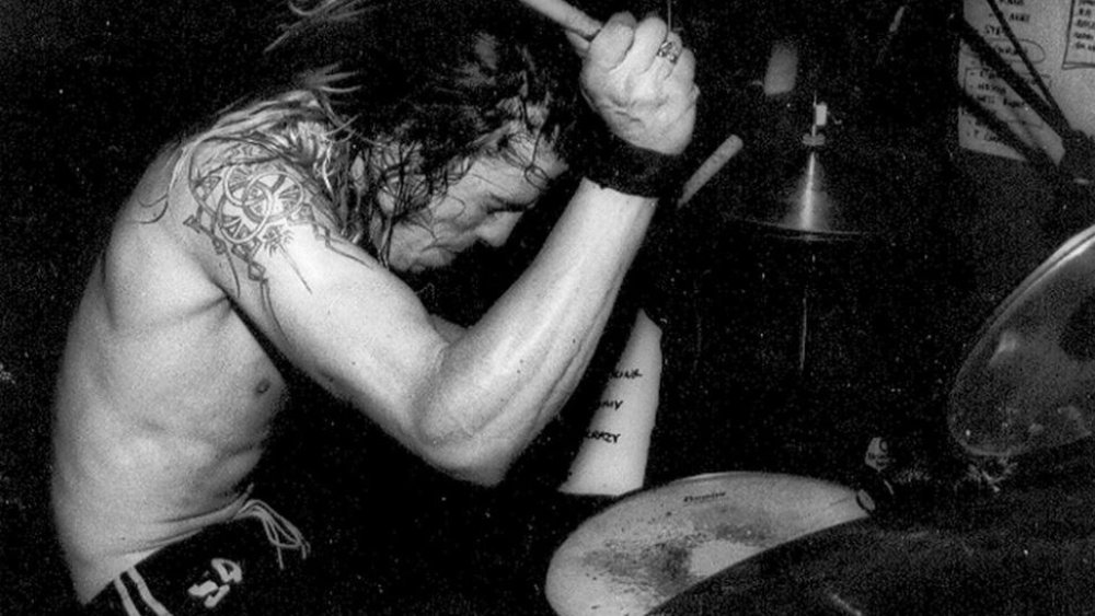 Dave Grohl jouant de la batterie