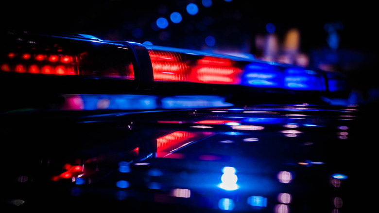 Lumières d'urgence rouges et bleues d'un véhicule de police