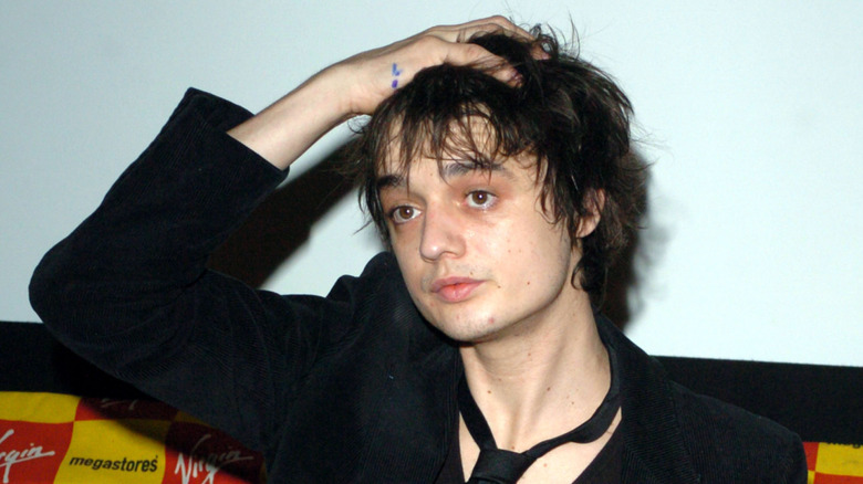 Pete Doherty avec la main dans les cheveux