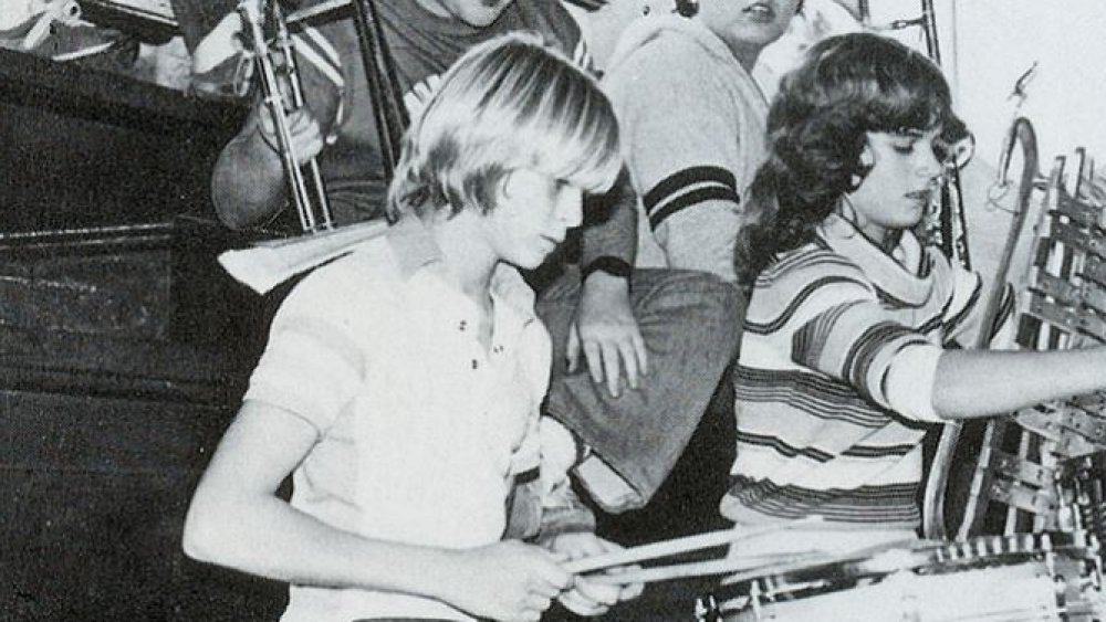 Jeune Kurt Cobain jouant de la batterie