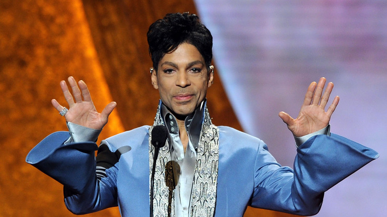 Prince sur scène en costume bleu