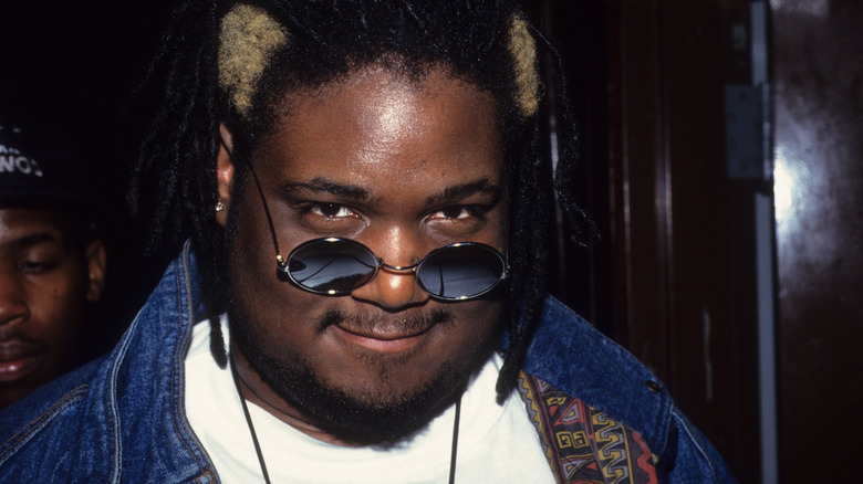 Prince Be souriant avec des lunettes de soleil