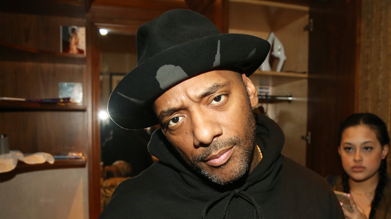 Le rappeur Prodigy regardant l'objectif