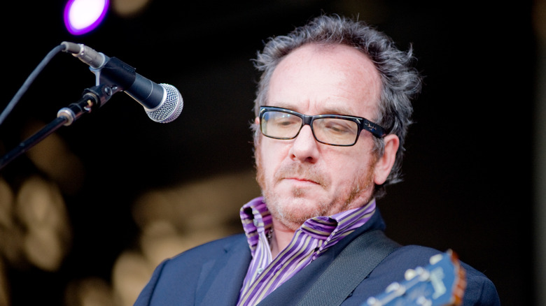 Elvis Costello en train de chanter