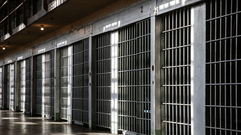 Couloir vide de cellules de prison