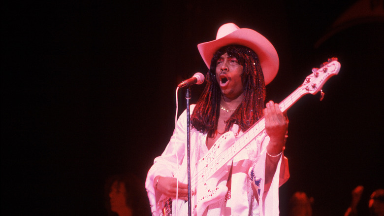 Rick James performant sur scène en 1980