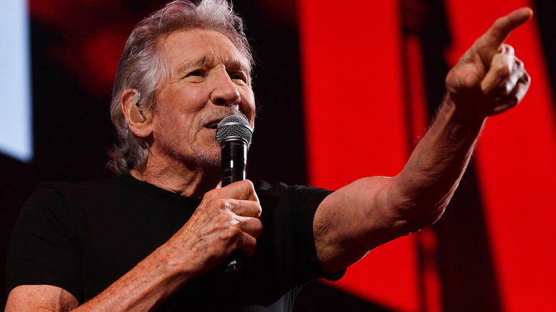 Roger Waters sur scène avec un microphone