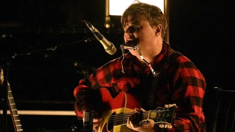 Ryan Adams se produisant au Bataclan en 2024