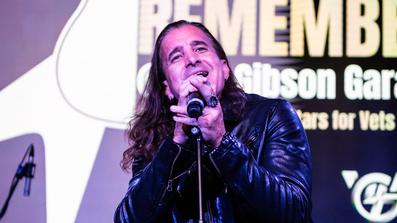 Scott Stapp chantant dans un microphone