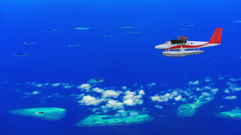 Hydravion survolant un atoll des Maldives