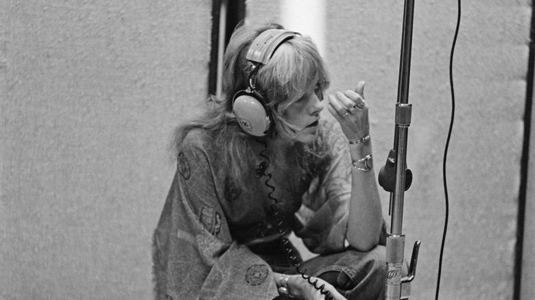 Stevie Nicks en studio avec un casque
