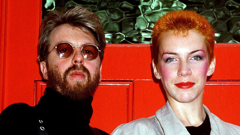 Eurythmics devant une porte rouge