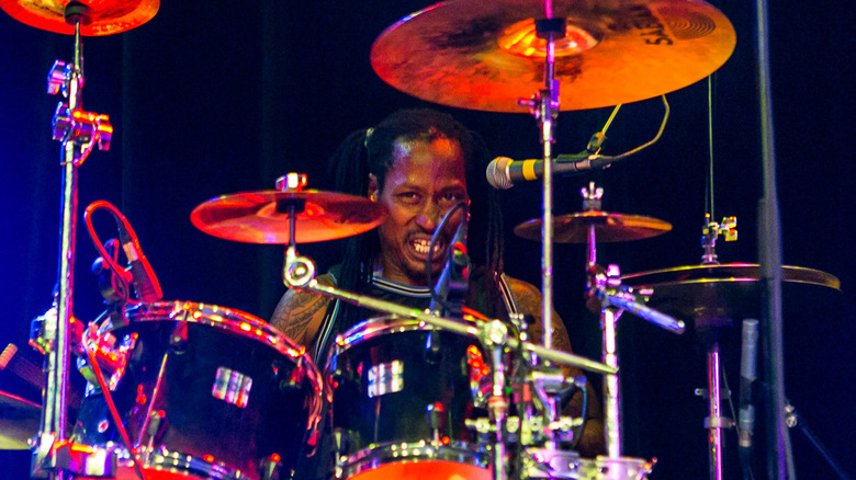 D.H. Peligro derrière une batterie