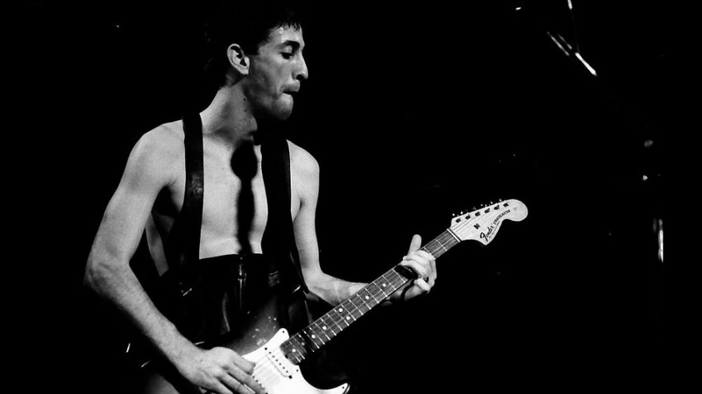Hillel Slovak jouant de la guitare