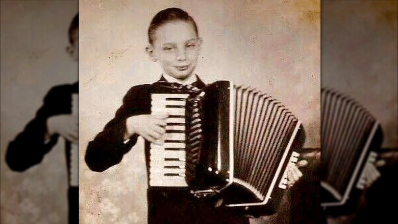 Jeune Barry Manilow jouant de l'accordéon