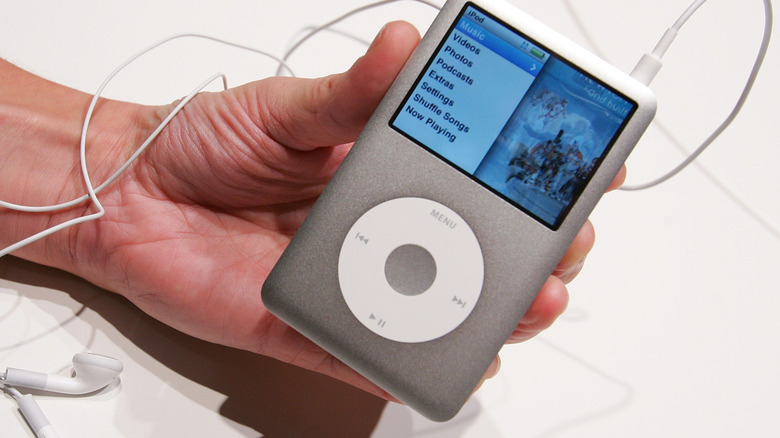 Main tenant un iPod Apple classique
