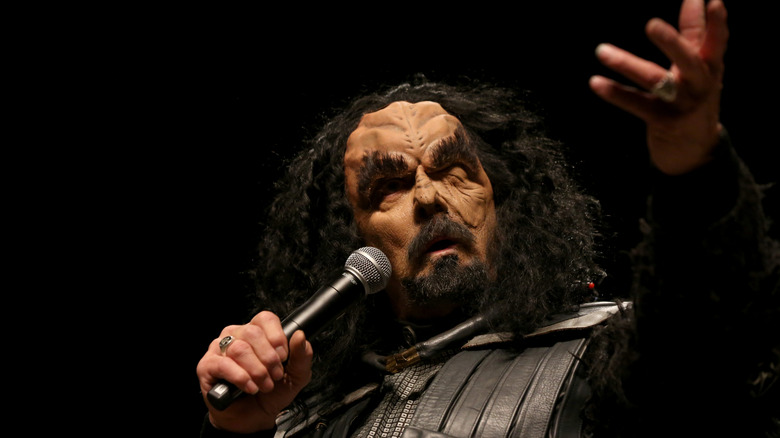 Acteur en maquillage Klingon moderne
