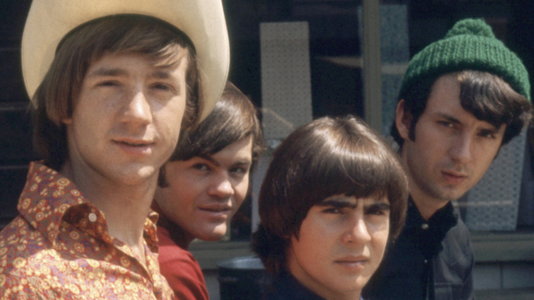 Les Monkees regardant fixement la caméra au soleil