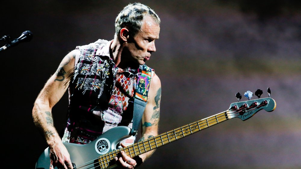 Flea jouant de la basse